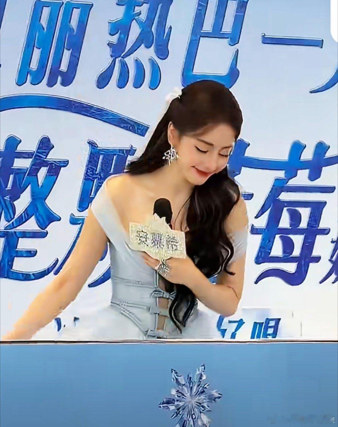 看得出来热巴真的不舒服了造型团队要把艺人穿着是否舒服也考虑进去啊。你看这次活动，