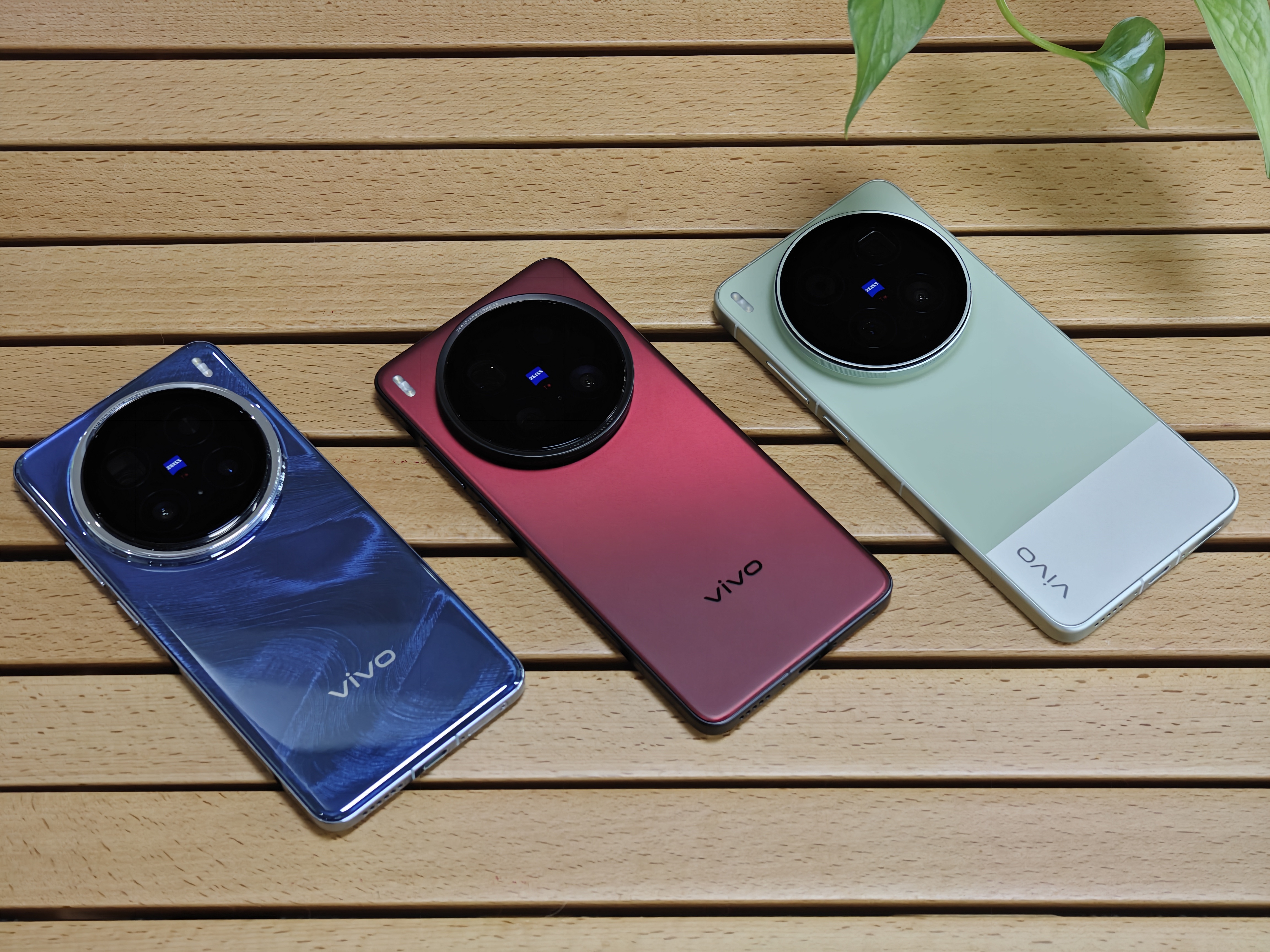 X200 Pro有个好看的蓝色，200 Ultra有个不错的红色，所以300 U