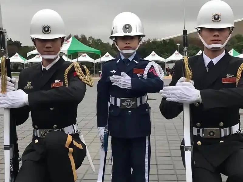 国家统一后18万台军怎么办？有消息称，台湾现役部队大约有18万人左右，统一后这部