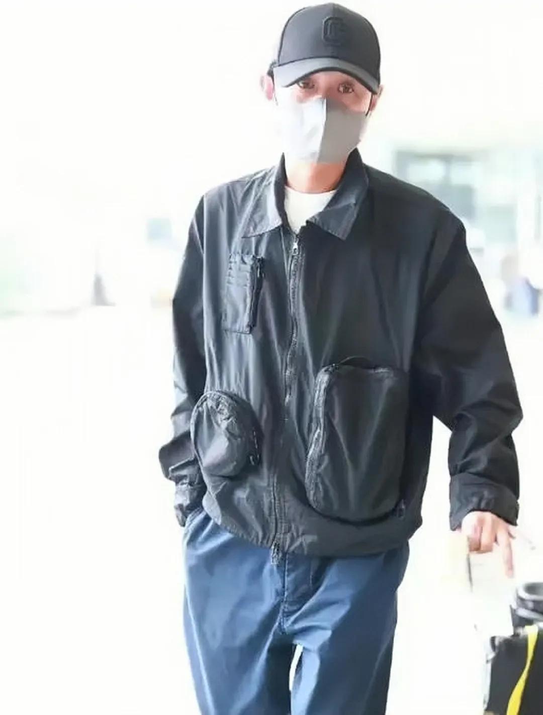近日，有媒体捕捉到温馨一幕，文章与女友携手漫步于超市之中，两人皆以帽子口罩遮面，