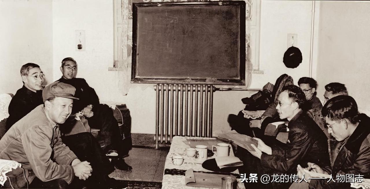 1960年1月13日，在中国科技大学任教的科学家和学校各系负责人（左前一为钱学森