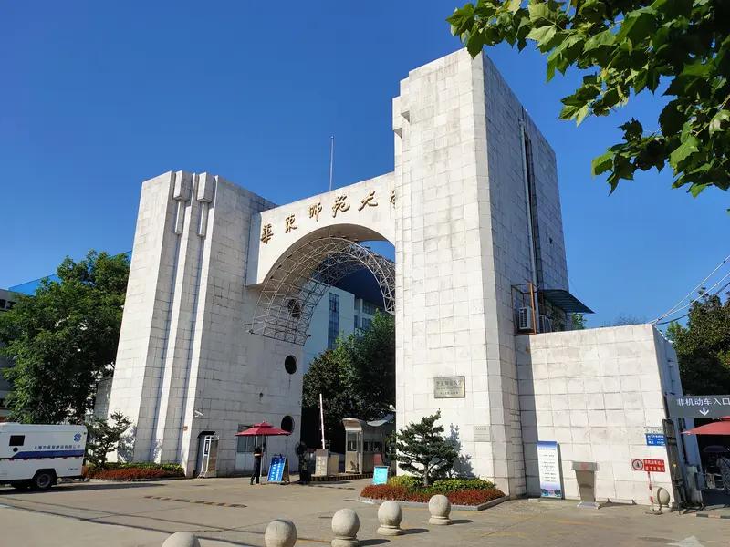 大学更名现象这几年挺火，背后原因多样。有些学校是为了塑造新品牌，像一些高校扩展专