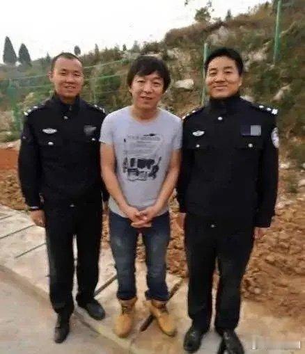 沈腾应该是看到了黄渤的经验，没有把手放在前面而是背在了后面[doge] 