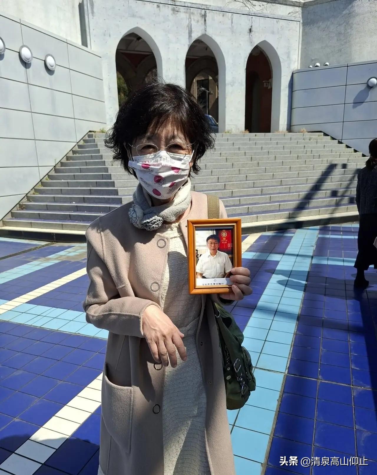 还是赴日了！

为了能参加儿子柯傅尧的博士毕业典礼，柯文哲还是如期赴日了，不过这