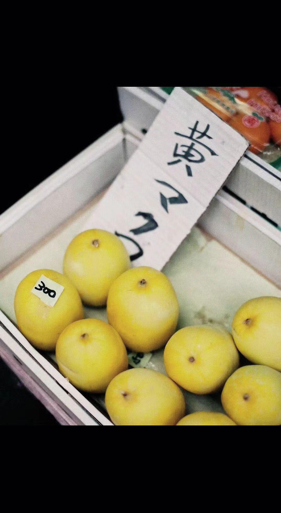 🍋木箱里的阳光在呼吸，手写标签藏着市井的诗意✨。每个果子都在等懂它的人，甜是生
