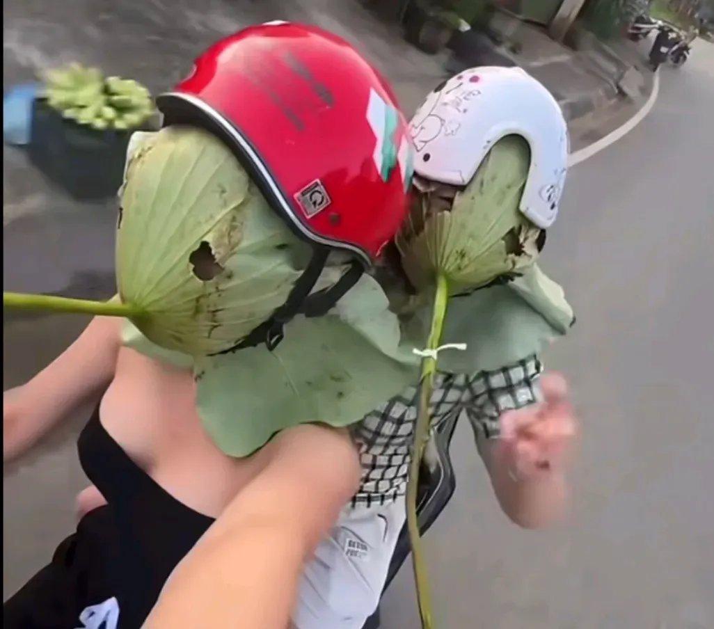 看这俩老六骑个摩托车给整的，我想说能看清视线吗？不得不说，她们俩防晒搞的是真好啊