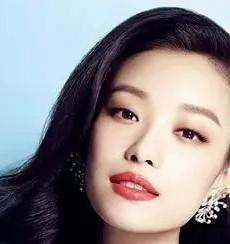 倪妮这“异性边界感”的话题又被人翻出来了！
当年冯绍峰妈妈嫌弃她“不好驾驭”的传