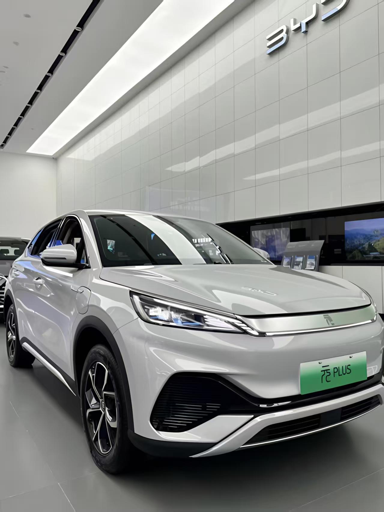探店元 PLUS：当下价格和优惠实情
上周去比亚迪 4S 店看车，展厅里元 PL