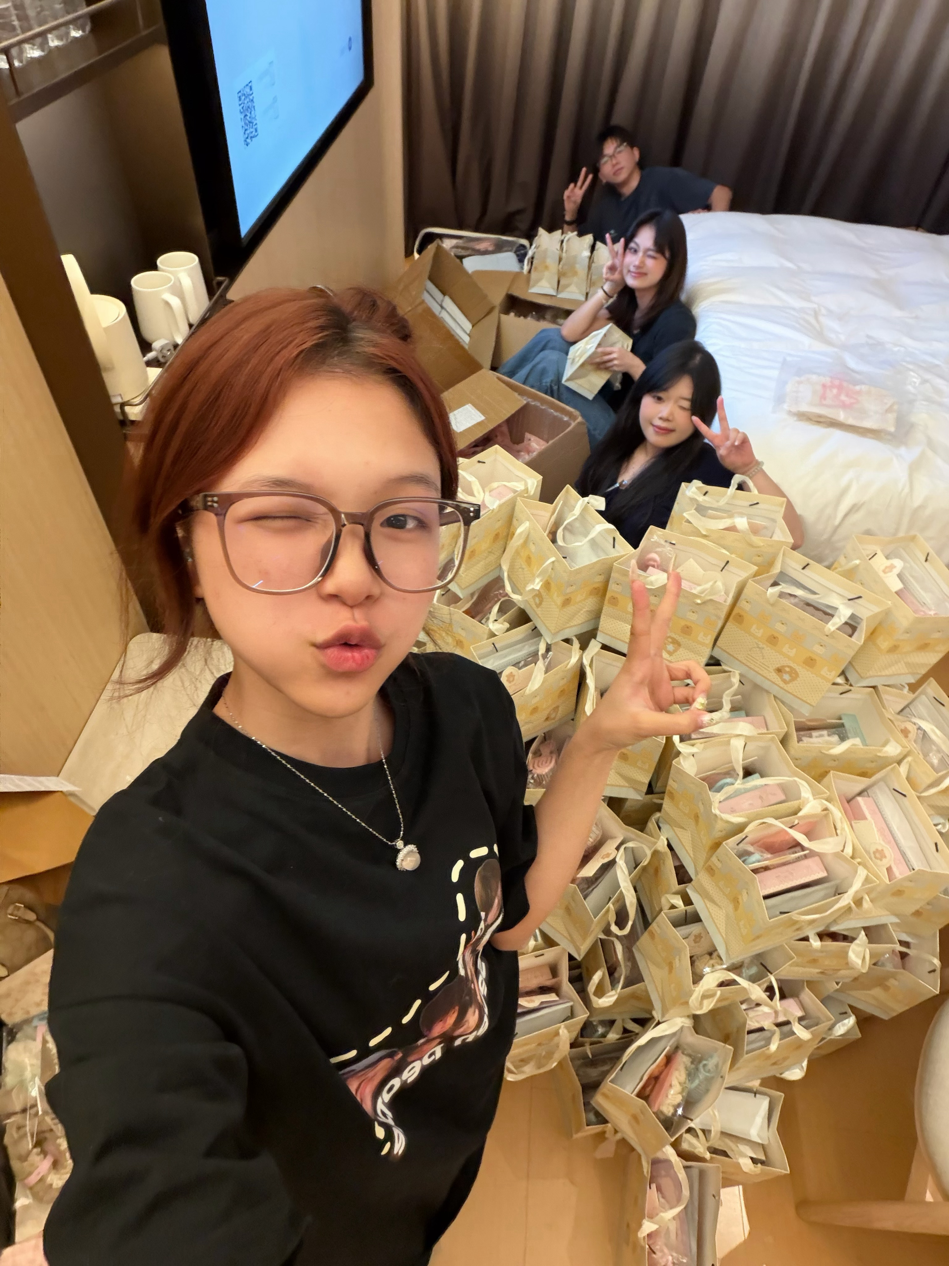 打包礼物中！好期待明天见面吧！！！！！米琪吵吵屋
