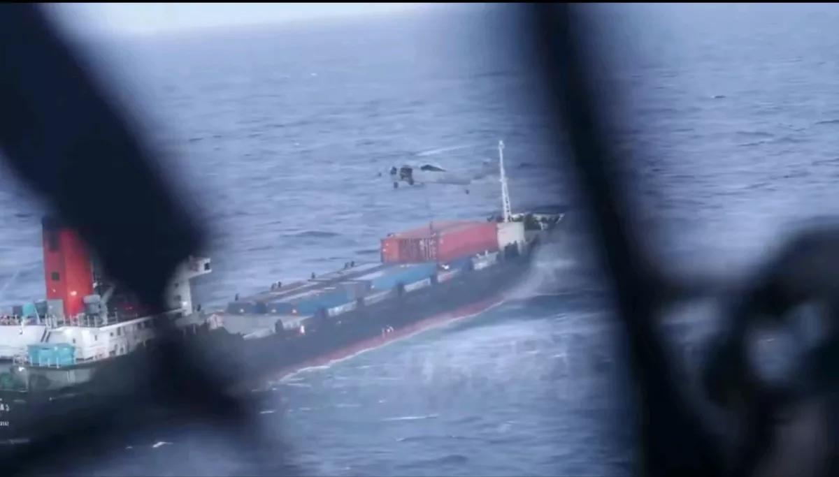 天空新闻消息，当地时间28日，美军中央司令部发布视频，宣称当天位于阿拉伯海实施海