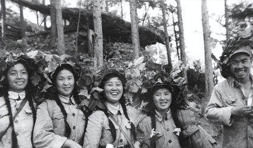 抗美援朝中，五位女志愿军战士被美军围堵在山洞，她们决定投降。然而，就在美军靠近时