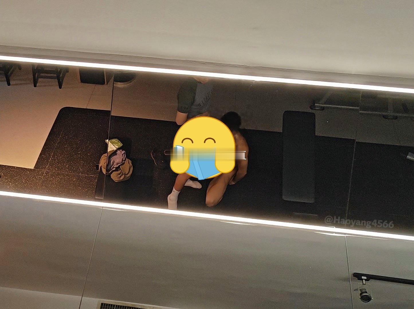 哪个直男敢说没给别的男人口交过？ ​​​