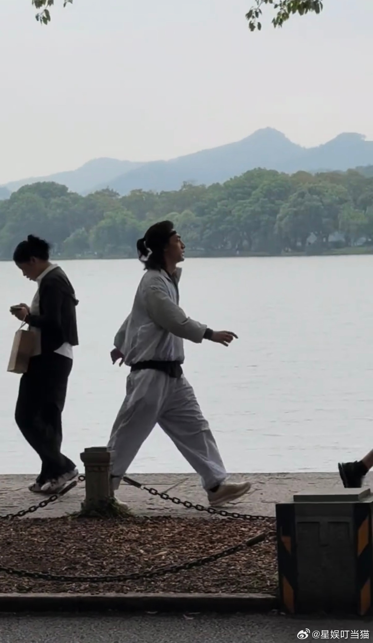 西湖偶遇此沙晨跑 此沙每跑一步我的手机就抖一下📱 美颜暴击实在扛不住 ​​​