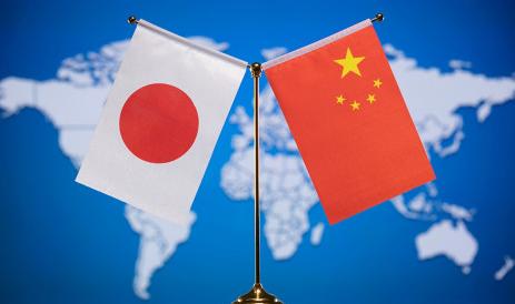 8月5日，国防部一句话，国际安全圈炸了。

日本新版防卫白皮书出炉，直接把中国说