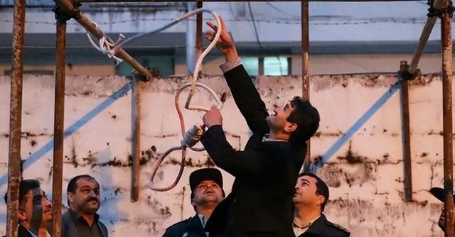 伊朗不再忍了，摩萨德安插的“内鬼”被当众绞死！4月21日，摩萨德在伊朗的骨干米尔