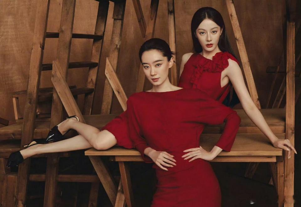 张小斐迪丽热巴VOGUE内页大片张小斐迪丽热巴vogue双人内页大片张小斐迪丽热