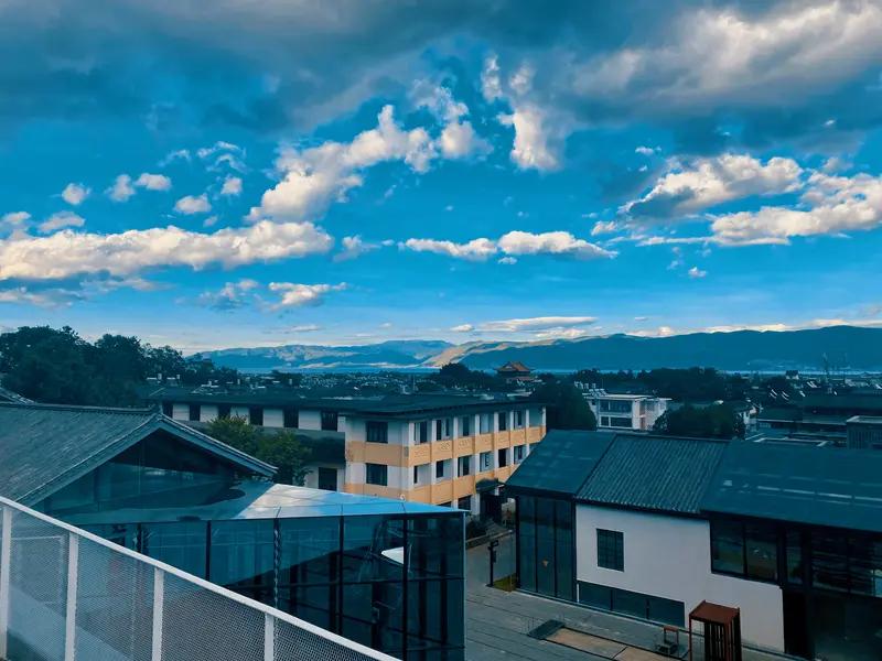 人生中，治愈自己的一切良药，其实藏在内心。外界的给予只是短暂慰藉，内心的自洽与对