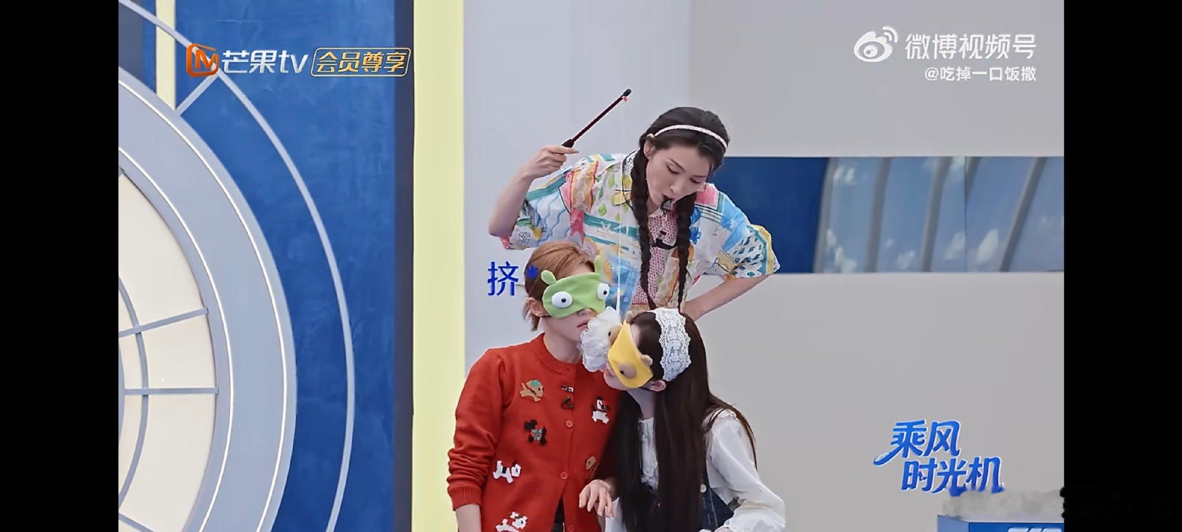张月陈瑶脸贴脸看着她们贴脸对视的模样，真的能感受到两个人之间细腻又温柔的氛围感太