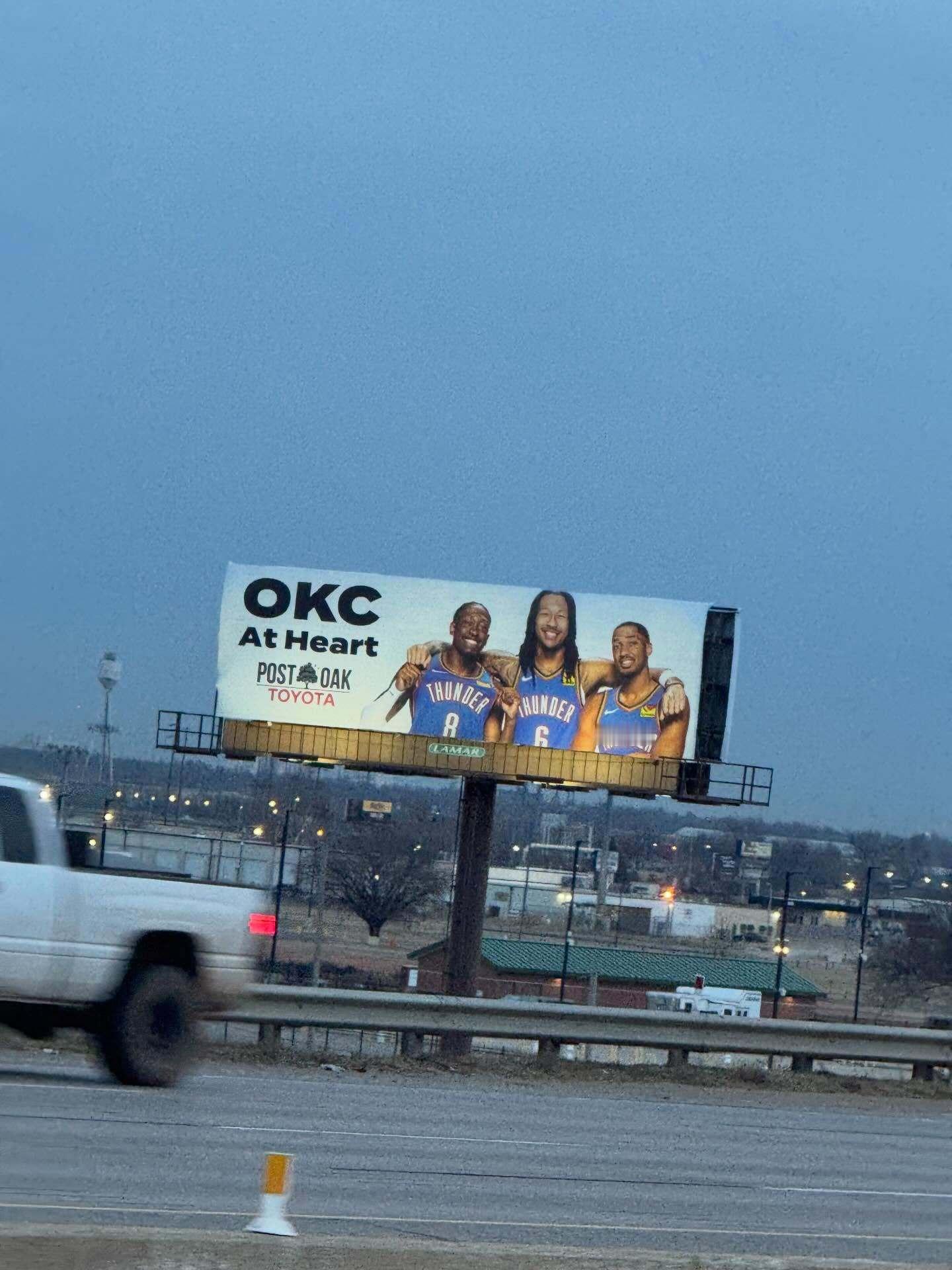 杰伦威廉姆斯晒照并配文：不依赖他人，不攀附借力。火箭战胜雷霆雷霆vs湖人雷霆