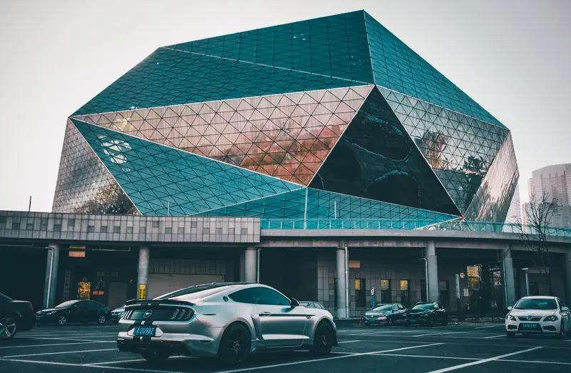 人活一辈子，总在追逐房子、车子、票子。可这些真属于自己吗？钱，辛苦攒一辈子，一场