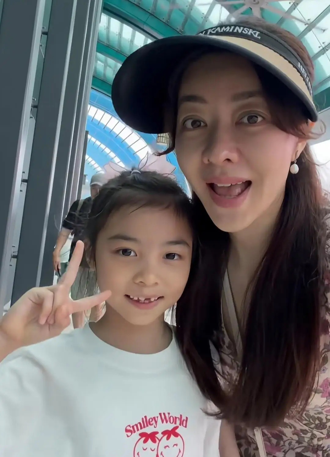 熊黛林和老公郭可颂带一对双胞胎女儿到新加坡旅游，两个女儿像极了爸爸，颜值很一般，