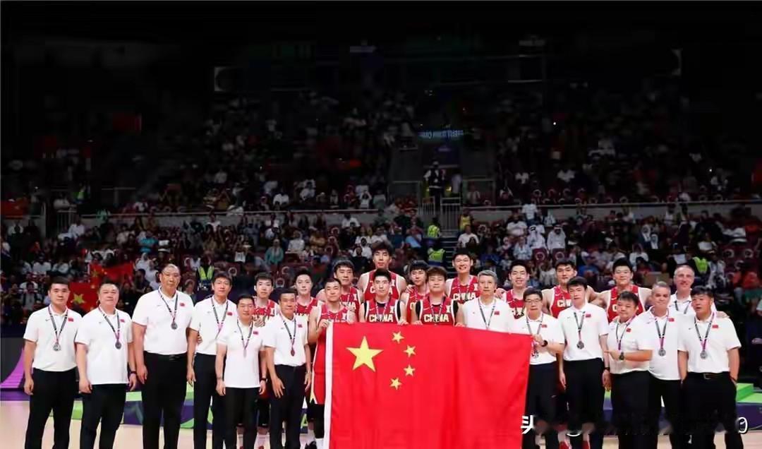 ✌男篮将士出征！今天，他们已经正式抵达卡塔尔了。从队员的表情看，略显疲惫。
✌此