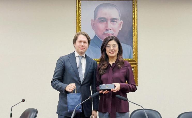 郑丽文刚从大陆回来，行李还没放凉，第二天就跟美国智库代表坐在一起了！这画面怎么看