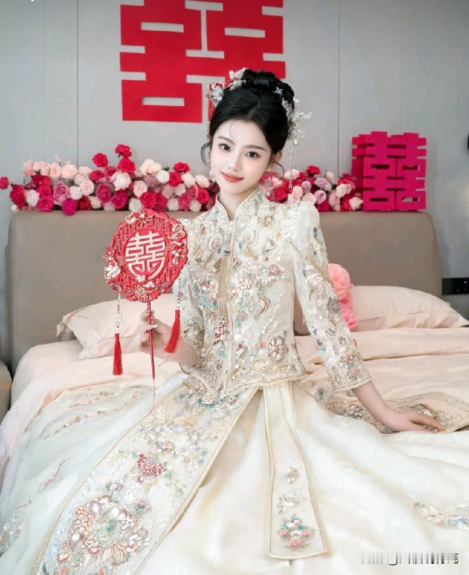 米白色刺绣中式新娘服好美[赞]