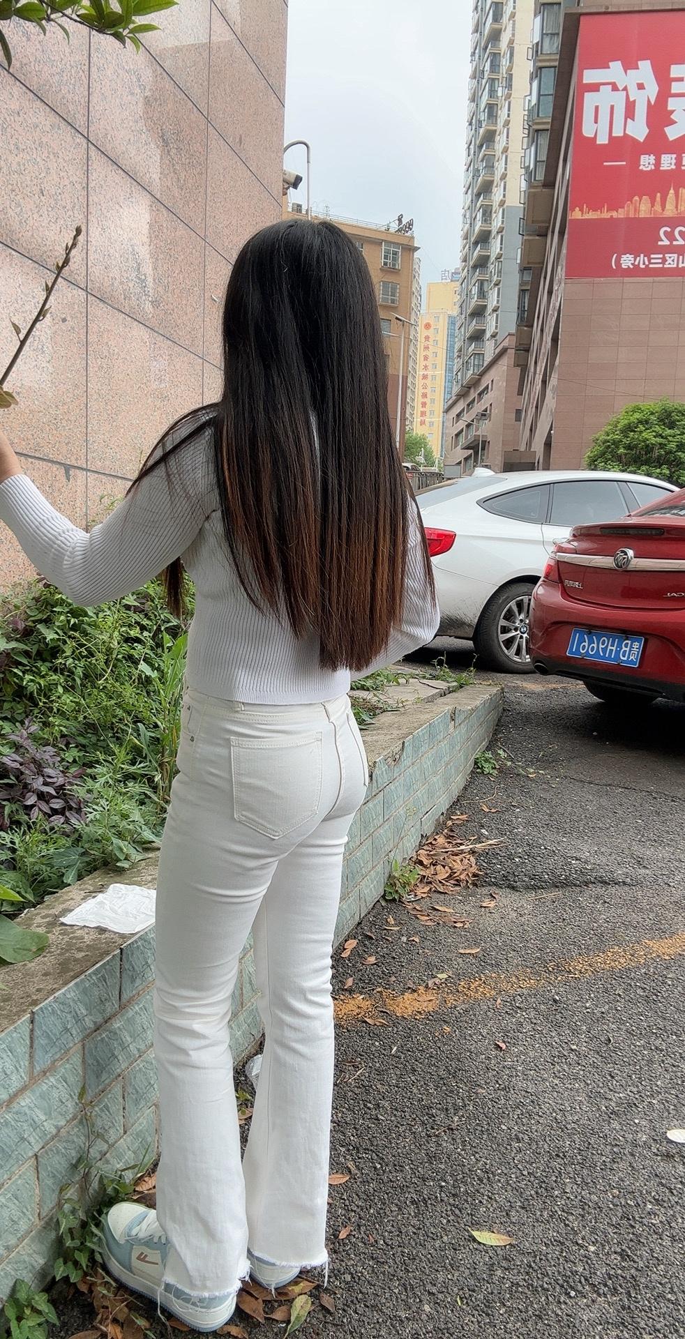牛仔裤紧身的魅力在哪 街拍热门穿搭