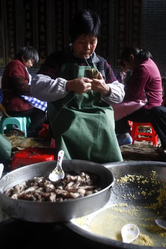 食品要安全(外一首)

食品不安全，
国人心胆寒。 
黑坊填脏料，
劣食遍尘寰。