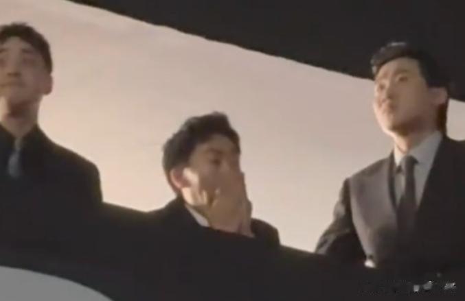 #英雄联盟s13#JDG被淘汰后，管泽元也哭了！

管泽元在比赛现场解说，看到J