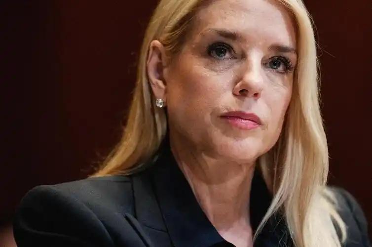 忠心部长哭求留任被拒，特朗普内阁大清洗拉开序幕。

美国政坛炸出大新闻，司法部长