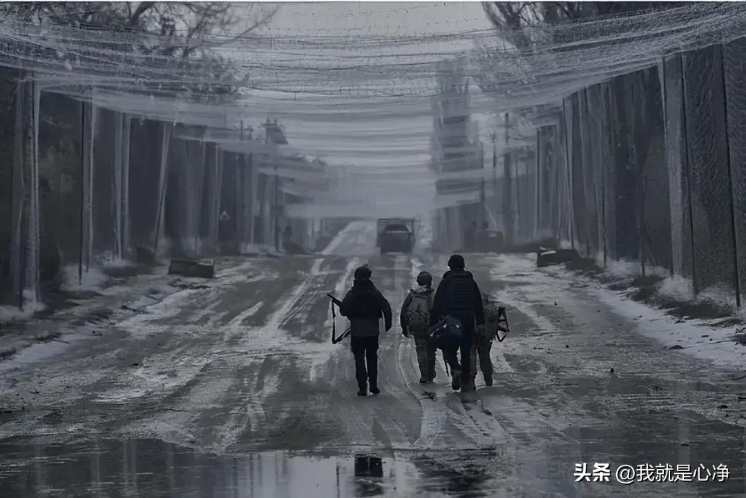 泽连斯基邀请普京去康斯坦丁诺夫卡谈判。
而普京则要求俄乌双方在康斯坦丁诺夫卡交换