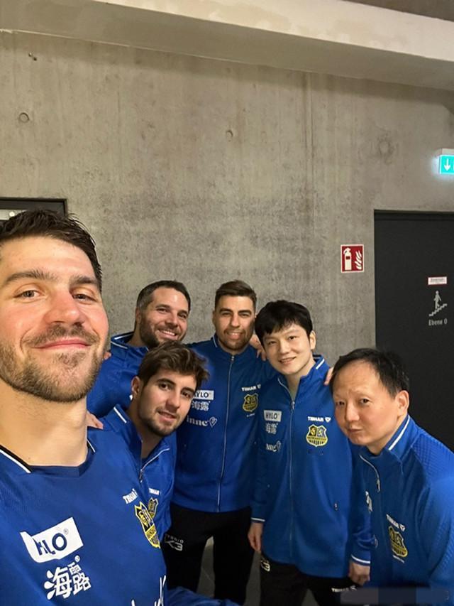 弗朗西斯卡发了与东哥的大合照！

12月15日，樊振东德甲俱乐部老大哥弗朗西斯卡