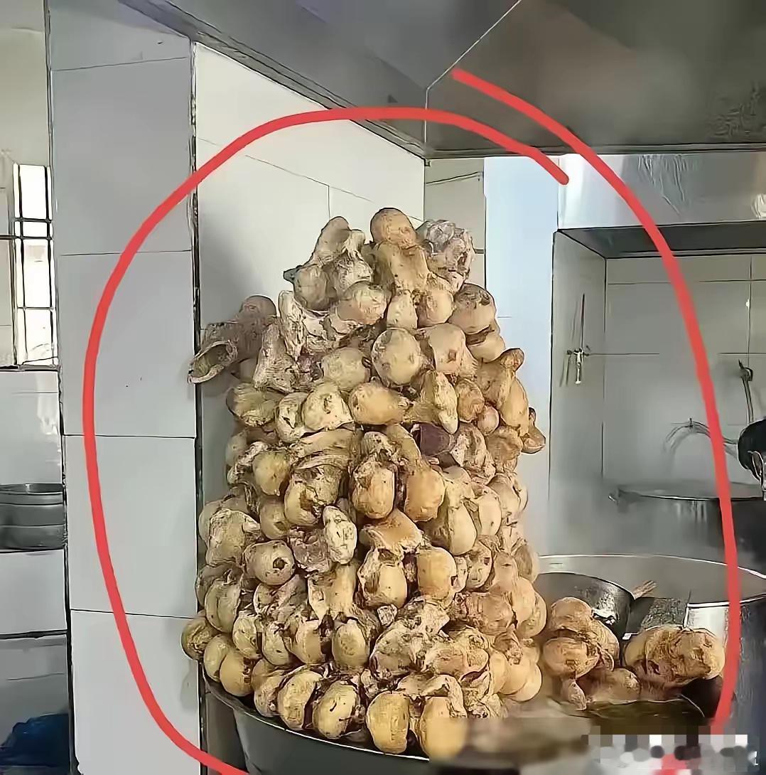 后厨一看，这样的羊肉馆应该是正宗的吧！ 