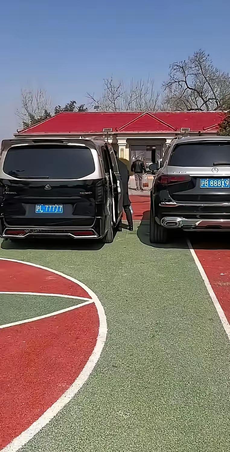 这则爆料描述了河南固始一位在当地颇具影响力的人物“坤哥”，他位于北京的住所春节期