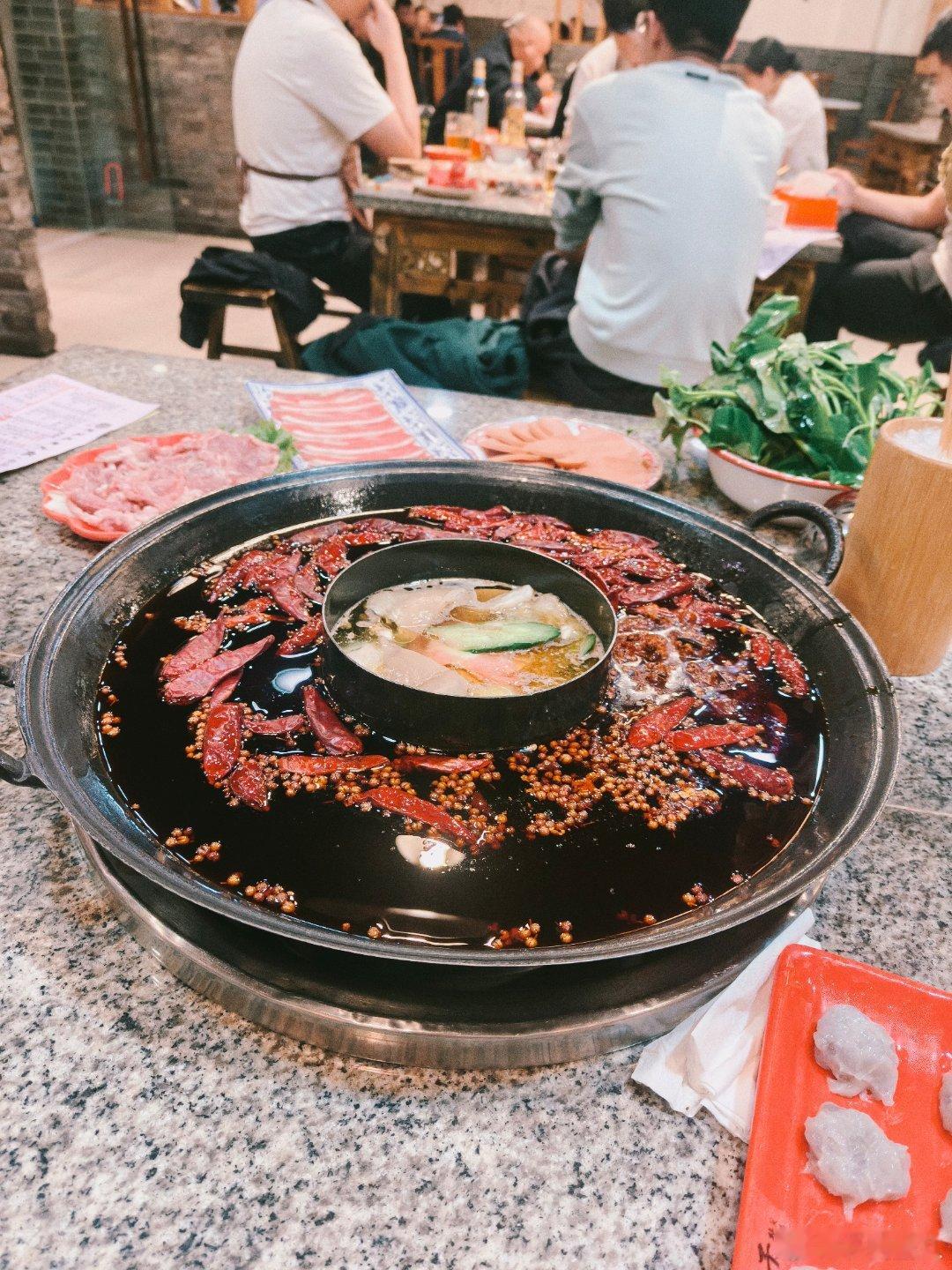 “本来应该从从容容游刃有余”吃完后现在是“现在是匆匆忙忙连滚带爬”重庆，不愧是你