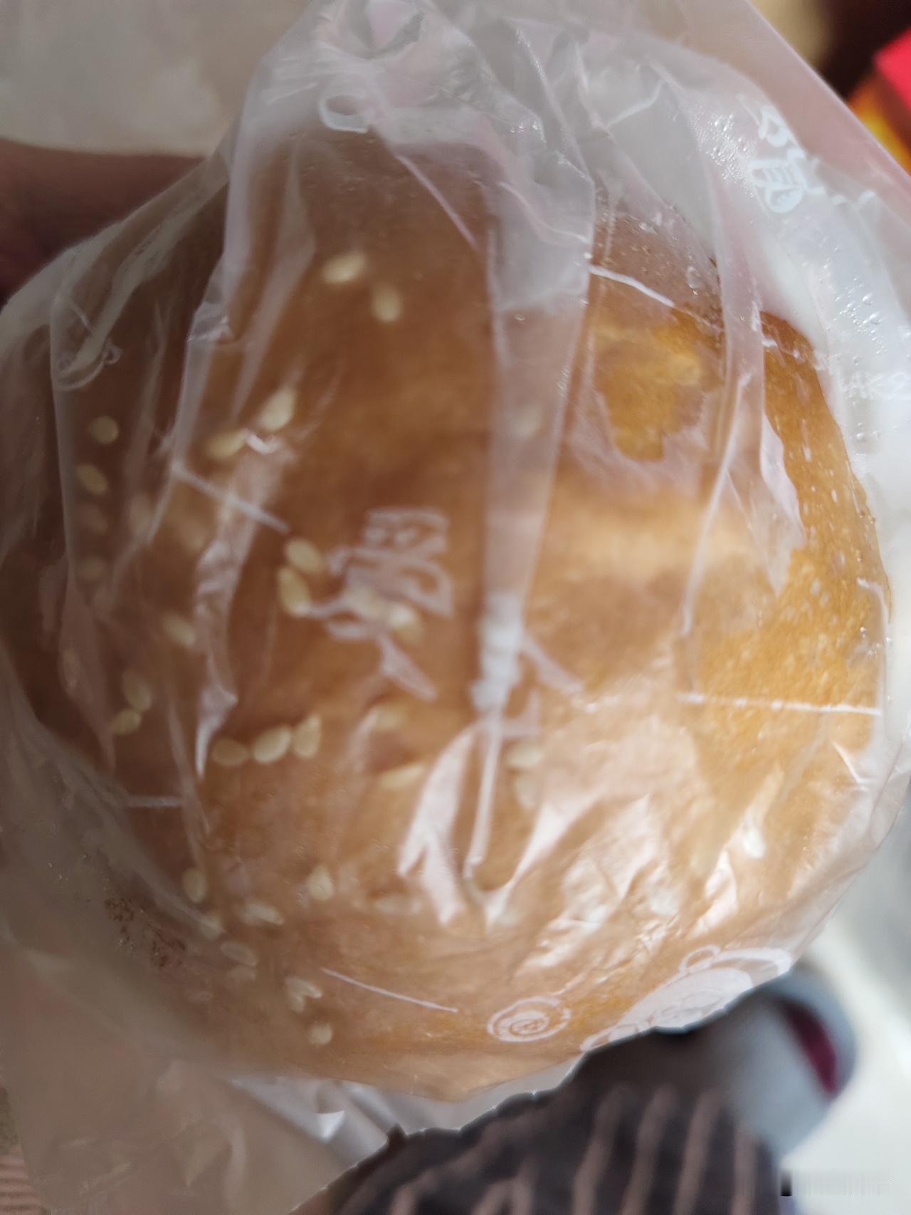 昨天俺家给我买个汉堡，直接扔冰箱里了早上起来我一看，离问爱纶的，俺家说对的，不用