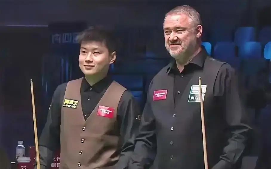 0-75落后，他只用一杆就翻盘！
 
亨得利笑着走回座位，赵心童擦杆继续。
 