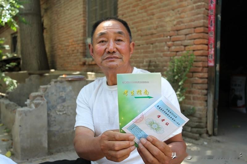 老人为防止老年痴呆每天学习做数学题 现在越来越多老人为防老年痴呆主动出击，像浙江