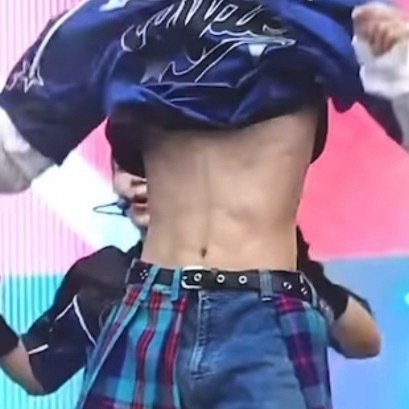 男神的腰也是一等一的有力熟悉了之后会故意用力🙈让腹肌再明显一点然后拉着你的手放