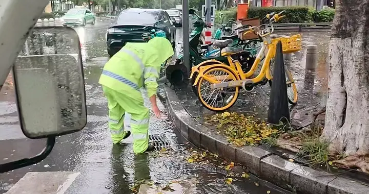 闻“汛”而动 盯紧隐患排查应急处置 成都全力保障城市平稳运行