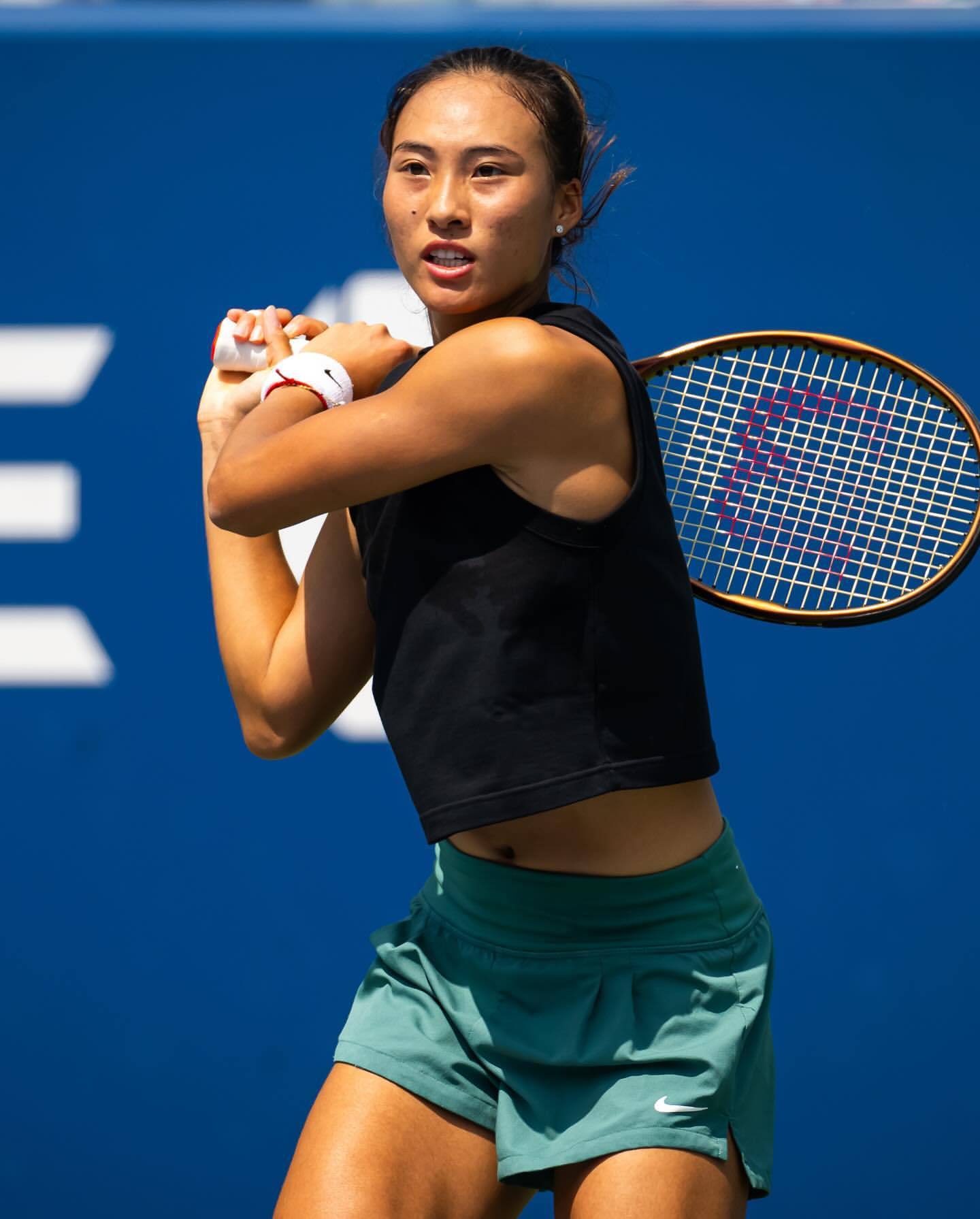 #美网2024# 奥运冠军郑钦文备战美网，并参加了传统的儿童日活动。今年美网小郑