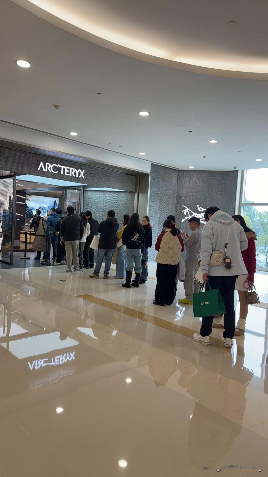 一件大几千的衣服，这么多人排队购买！不是说大家口袋都空了么？合着就我口袋空了[笑
