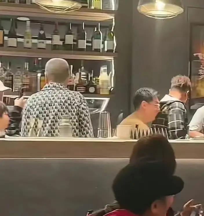 张若昀爸爸现身文章新店捧场，好像还把老婆孩子带上了！他现在的老婆是93年的，才3