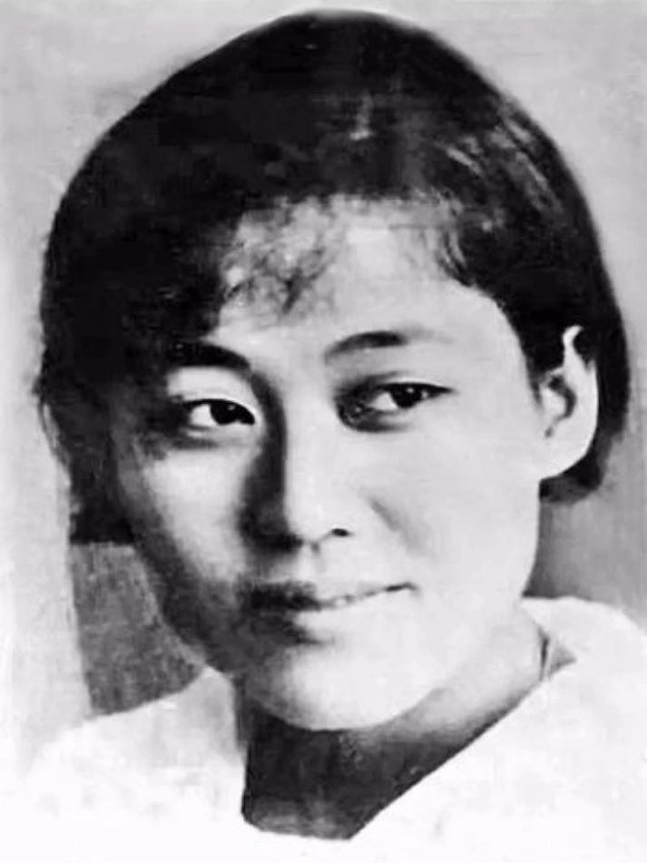 1940年，敌人将已经被折磨了三天三夜，血肉模糊的陈康容拖到荒郊野岭，用匕 首把...