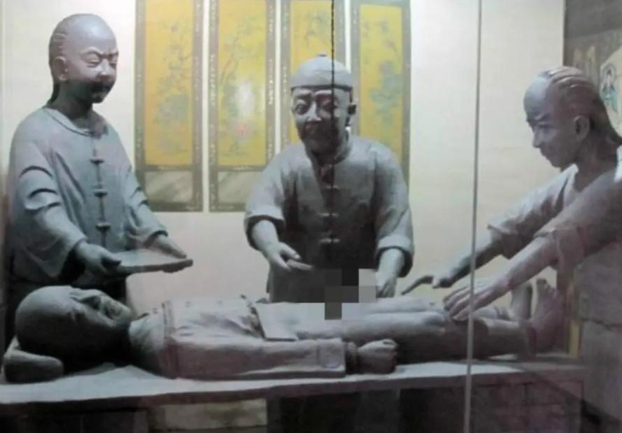 古代太监有多惨？只割睾丸变全切，死亡率近40%，老了连祖坟都进不去。

在古代，