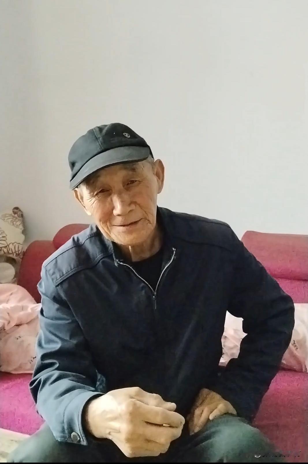 一位83岁老人，用行动诠释有情有义、不离不弃。
这位老人名叫侯家兴，今年83岁，