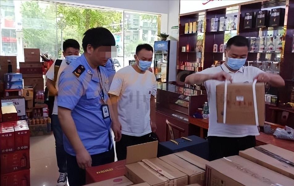 安徽，李某在电商平台两次低价买3箱剑南春白酒，经鉴定是假酒。他申请仅退款，商家只