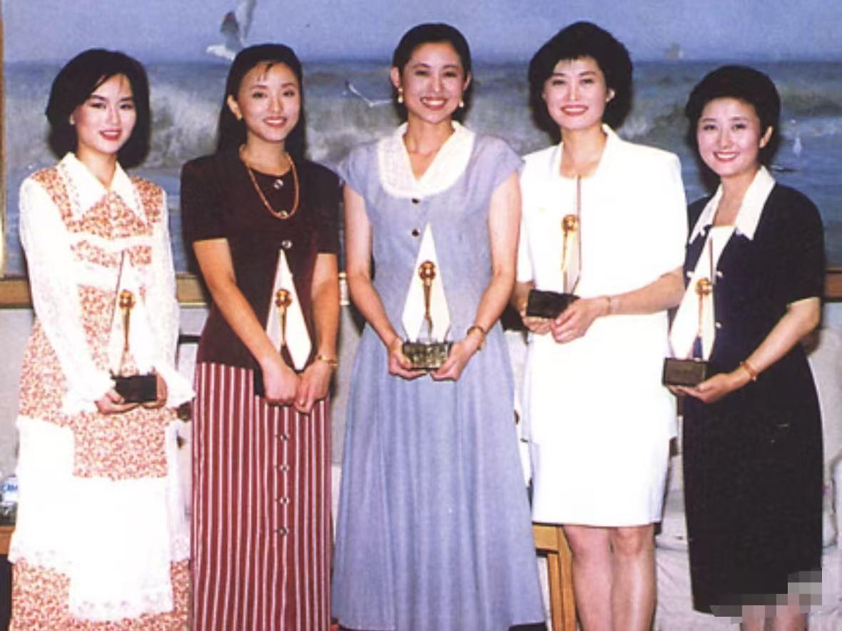 1993年，第一届金话筒奖颁奖现场，5位获奖的央视女主持人合影，从左到右依次是：